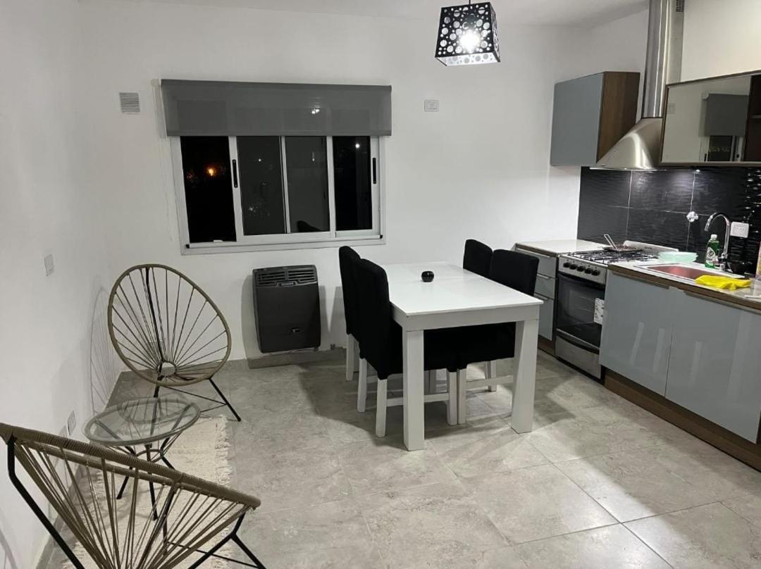 Apartment Travel Ezeiza- 5 Pax- Centro Eze- Shoppings A 8 Min
