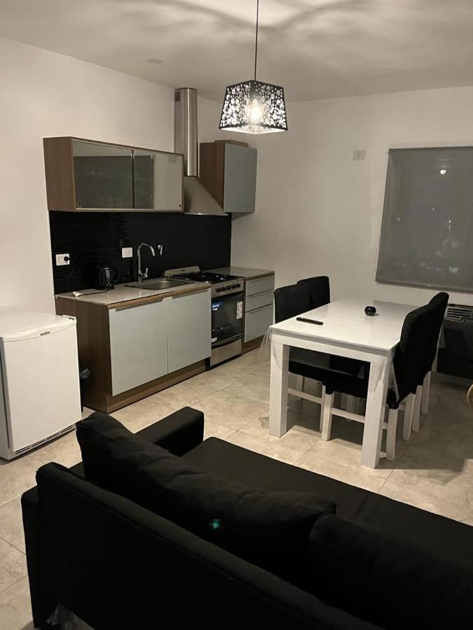 Travel Ezeiza- 5 Pax- Centro Eze- Shoppings A 8 Min